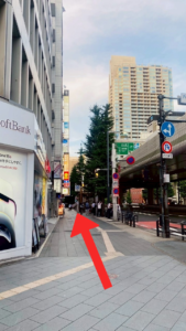 六本木通りを溜池山王方面に向かう歩道　左手にソフトバンクショップ、デイリーヤマザキがある　右手奥には六本木駅６番出口がみえる