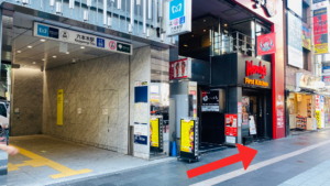 六本木駅４a出口　右隣にハンバーガーショップのウエンディーズがある