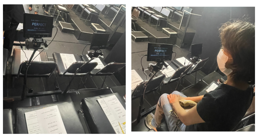 字幕専用タブレットが設置された席の写真