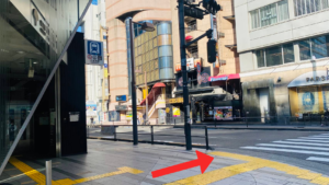 東京ミッドタウン前の交差点　東京タワーに向かう、外苑東通りの歩道　左側に六本木駅７番出口のエレベーター、右側に横断歩道