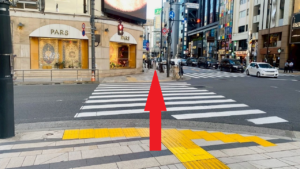 横断歩道　渡った正面にペルシャ絨毯点「PARS」がある