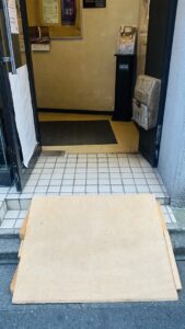 劇団俳優座入口の階段に木製のスロープが置かれている　正面から見たところ
