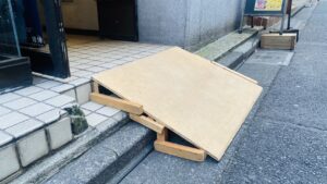 劇団俳優座入口の段差に木製のスロープが置かれている　横から見たところ