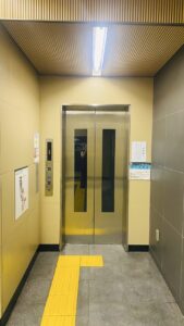 エレベーター　おとな８人で満員になるくらいのサイズ