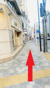 六本木交差点に向かう外苑東通りの歩道　左手にペルシャ絨毯店がある
