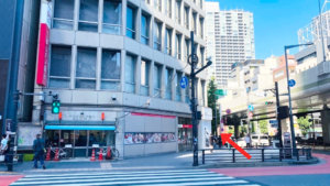 六本木交差点　渋谷から溜池山王方面に向かう六本木通りの横断歩道　正面に交番、交番の右隣に三菱UFJ銀行