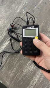 音声ガイド専用受信機をみぎてでもっているアップです