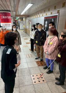 さんげんぢゃや駅で、劇団員八人がこうしのはなしをきいています