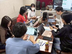 劇団員よにんがパソコンがめんをみながらこうしゅうをうけています