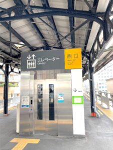 西口改札いきのエレベーターの写真です