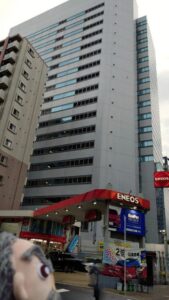 りょうごくのまちの写真です 奥にこうそうビル、てまえにエネオスがうつっています
