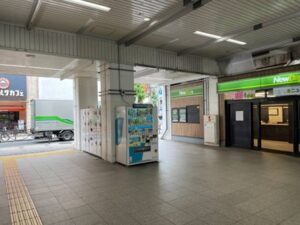 JRそうぶせんりょうごくえきにしぐちこうないの写真です みぎがわにニューデイズ、まんなかにじどうはんばいきがあります