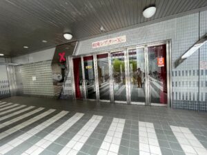 シアターカイのげきじょういりぐちのしゃしんです がらすばりのドアがかんのんびらきでさんまいならんでいます