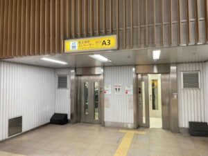 大江戸線りょうごくえきこうないのちじょういきエレベーターの写真です にだいあります