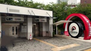 大江戸線りょうごくえきえーさんでぐちのちじょうエレベーターの写真です