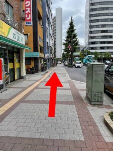 りょうごくえきしゅうへんのこくぎかんどおりの写真です あかいまっすぐの矢印がかかれています