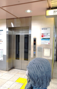 大江戸線りょうごくえきホームのエレベーターの写真です