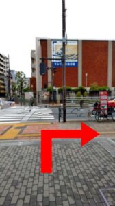 大江戸線りょうごくえきえーさん出口めのまえの横断歩道の写真です