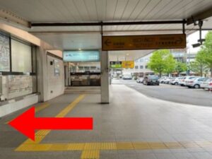 JRそうぶせん両国駅西口改札を出たことろの写真です あかいひだりむきのやじるしがかかれています