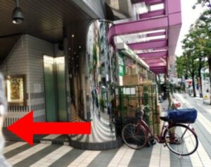 りょうごくのけいようどうろぞいの写真です ひだりがわに両国シティコアのびるがあります